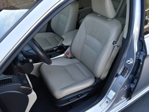 Used 2017 Honda Accord Touring image 18