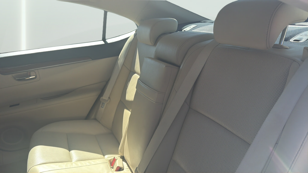 Used 2014 Lexus ES 300h w/ Luxury Package w/Bamboo Trim FWD image 25