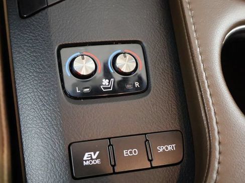 Used 2013 Toyota Avalon Limited w/ Technology Pkg FWD image 20