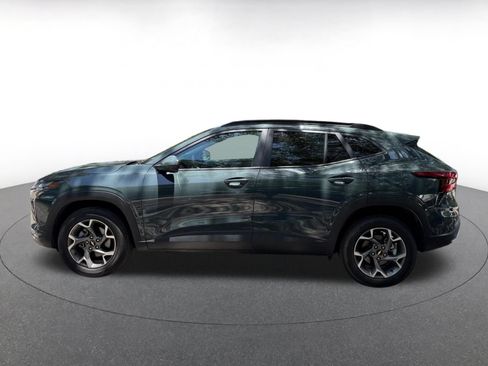 Used 2025 Chevrolet Trax LT FWD image 8