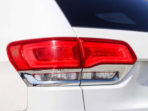 Used 2019 Jeep Grand Cherokee Laredo RWD image 12