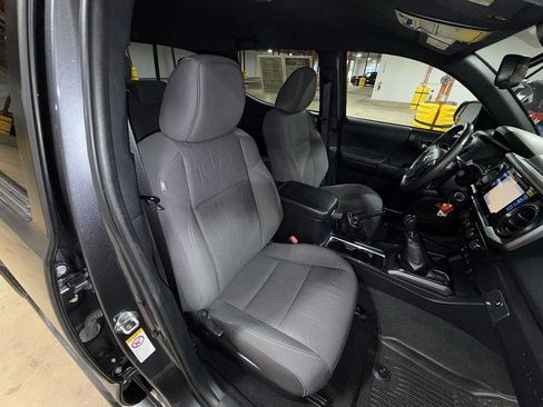 Used 2018 Toyota Tacoma TRD Sport w/ Exterior Package AWD/4WD image 16