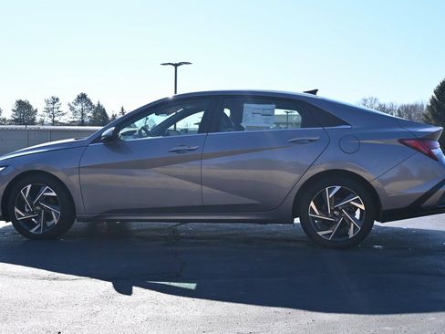 Used 2024 Hyundai Elantra SEL w/ Convenience Package image 4