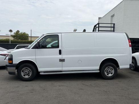 Used 2017 GMC Savana 2500 RWD image 2