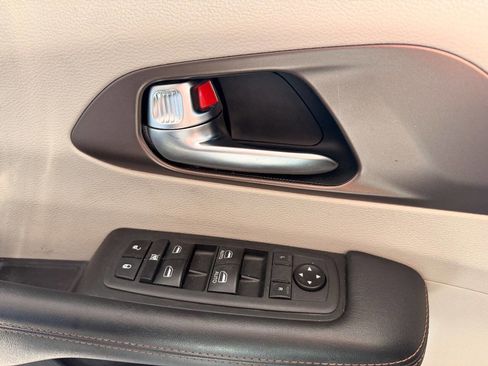 Used 2019 Chrysler Pacifica Touring-L image 47