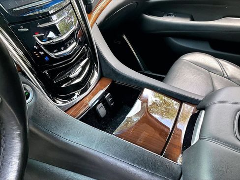 Used 2019 Cadillac Escalade Luxury RWD image 15