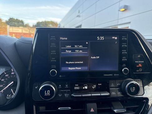 Used 2022 Toyota Highlander XLE image 27