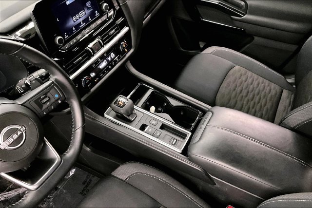 Used 2025 Nissan Pathfinder SV FWD image 16
