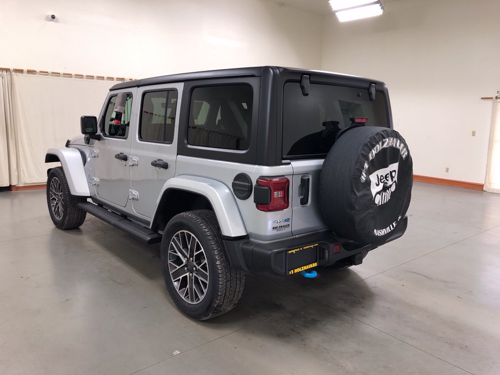 Used 2023 Jeep Wrangler Unlimited Sahara w/ Cold Weather Group AWD/4WD image 6