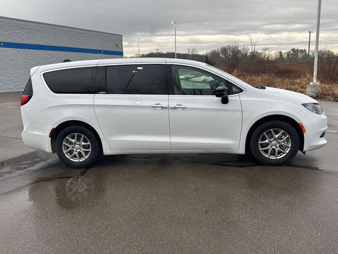 Used 2026 Chrysler Voyager LX image 7