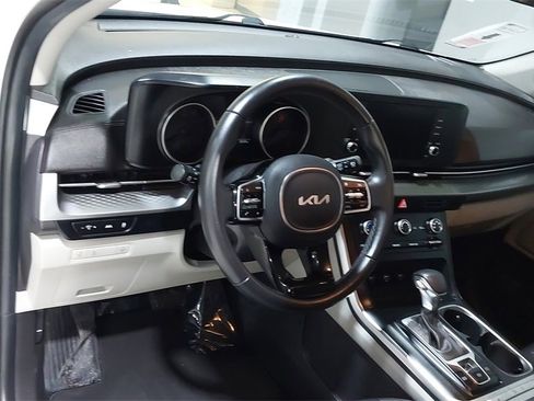Used 2022 Kia Carnival LX image 19