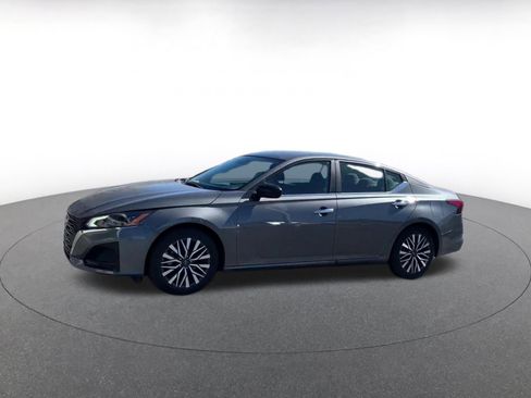 Used 2025 Nissan Altima 2.5 SV FWD image 8