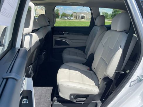 Used 2024 Kia Telluride EX w/ EX Captain's Chair Package AWD/4WD image 11