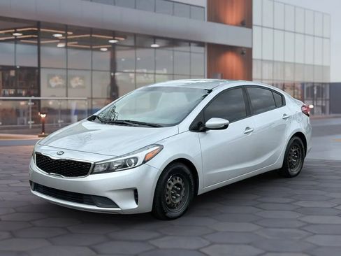 Used 2018 Kia Forte LX image 2
