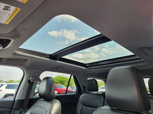 Used 2022 Ford Explorer XLT image 13