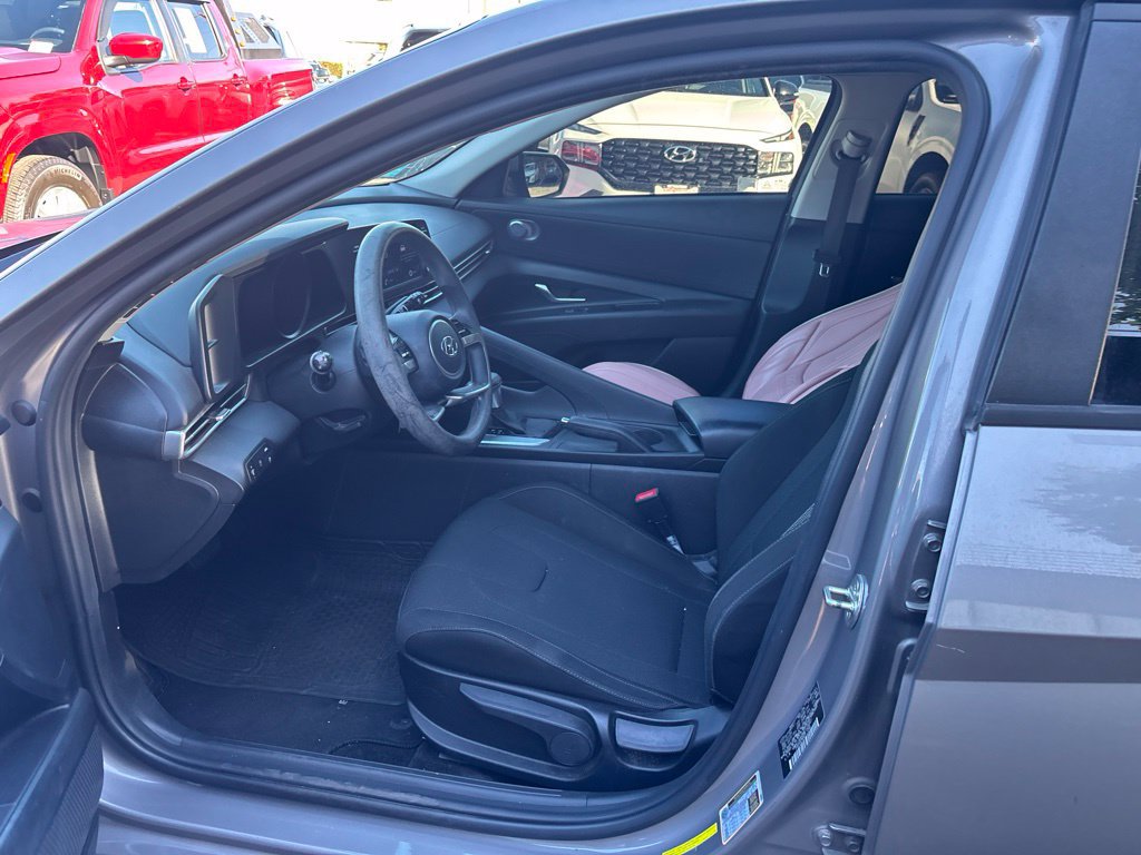 Used 2021 Hyundai Elantra SE FWD image 11