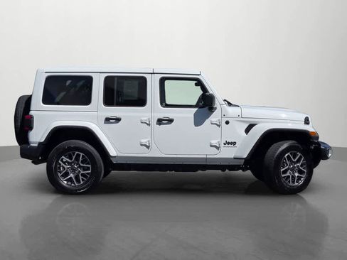 Used 2025 Jeep Wrangler Sahara image 7