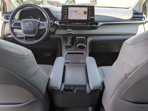 Used 2024 Toyota Sienna XLE FWD image 31