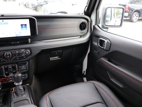 Used 2025 Jeep Wrangler Unlimited Rubicon AWD/4WD image 13