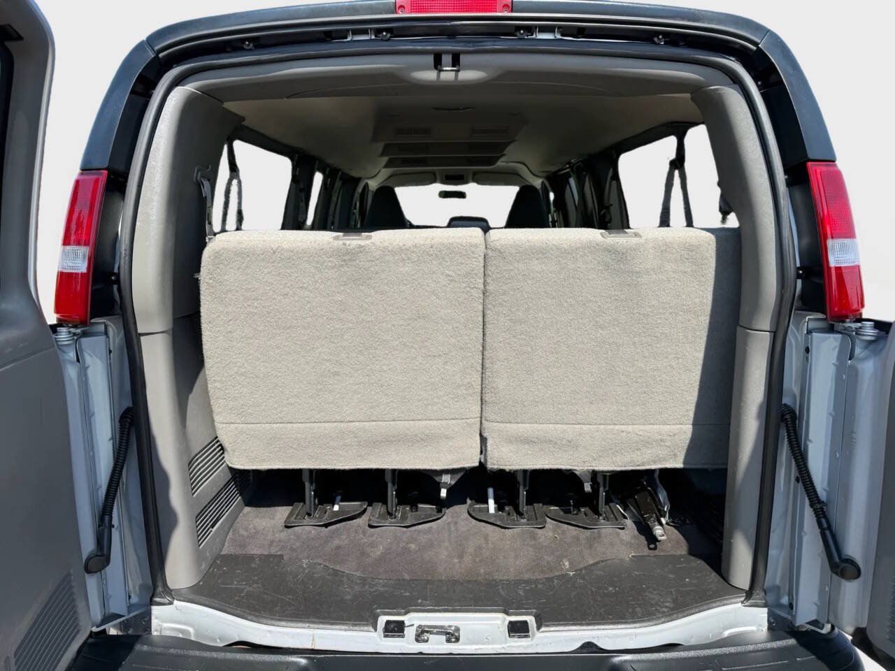 Used 2020 Chevrolet Express 3500 LS RWD image 8