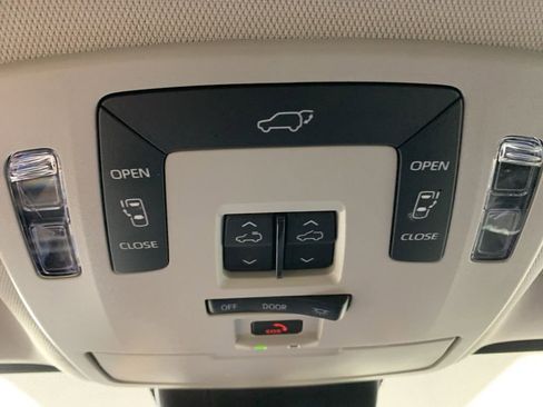 Used 2025 Toyota Sienna XLE w/ XLE Plus Package image 24