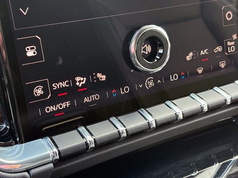 Used 2025 GMC Yukon XL Denali AWD/4WD image 24