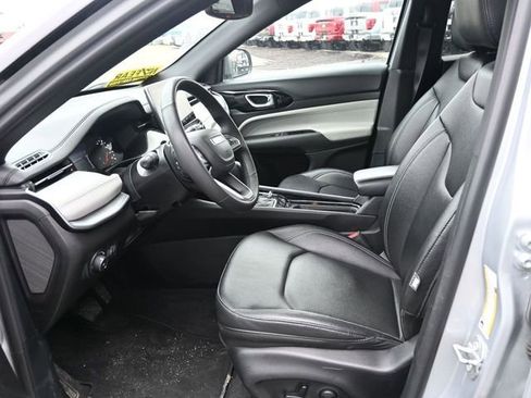 Used 2025 Jeep Compass Limited image 15