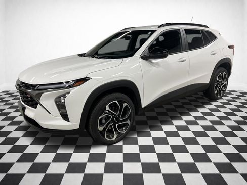 Certified 2025 Chevrolet Trax RS w/ Driver Confidence Package image 5