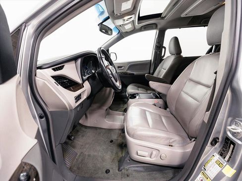 Used 2017 Toyota Sienna XLE Premium image 4