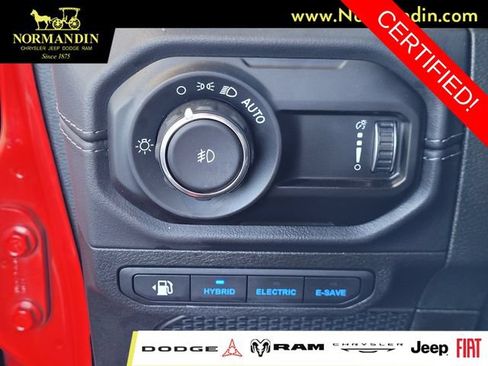 Used 2025 Jeep Wrangler Unlimited Sahara w/ Safety Group AWD/4WD image 15