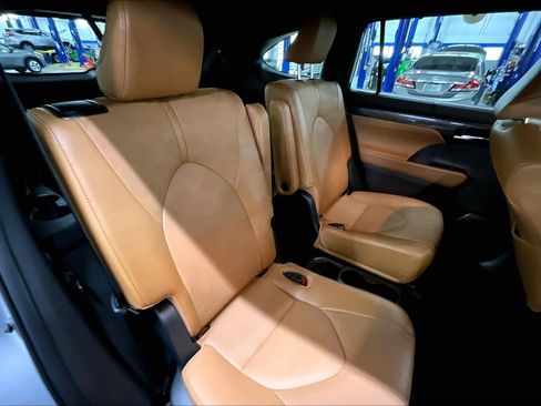 Used 2022 Toyota Highlander Platinum AWD/4WD image 21