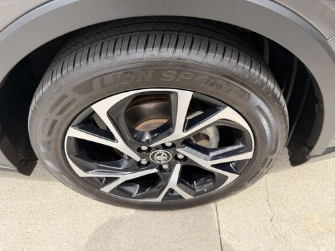 Used 2018 Toyota C-HR XLE FWD image 16