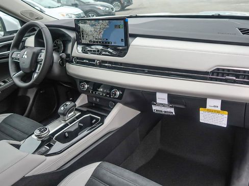 New 2025 Mitsubishi Outlander AWD image 22