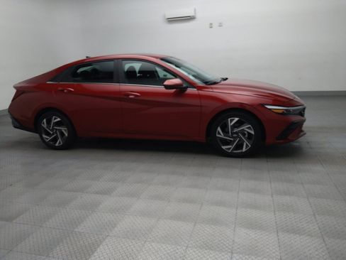 Used 2025 Hyundai Elantra SEL image 11