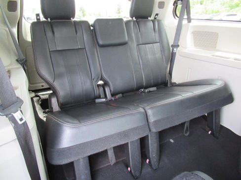 Used 2015 Chrysler Town & Country Touring FWD image 18