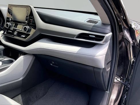 Used 2022 Toyota Highlander XLE FWD image 19