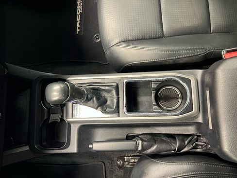 Used 2018 Toyota Tacoma Limited image 23