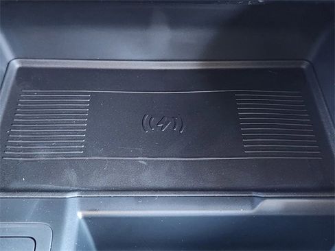 New 2025 Land Rover Range Rover Velar Dynamic SE image 18