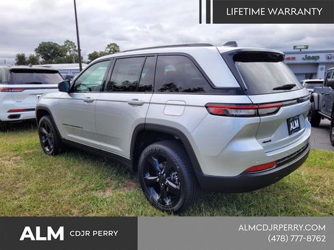 New 2025 Jeep Grand Cherokee Laredo image 10