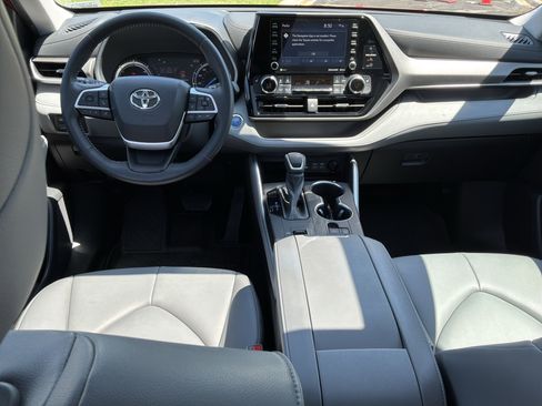 Used 2022 Toyota Highlander XLE AWD/4WD image 29