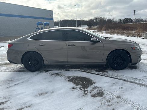 Used 2017 Chevrolet Malibu LT image 6
