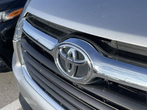 Used 2016 Toyota Highlander XLE image 4