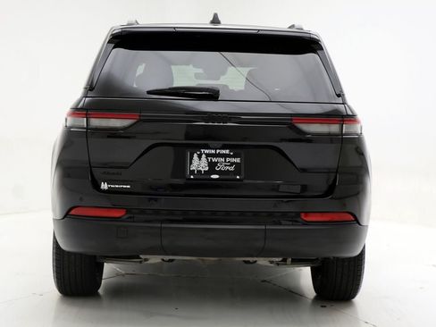 Used 2025 Jeep Grand Cherokee Altitude AWD/4WD image 7