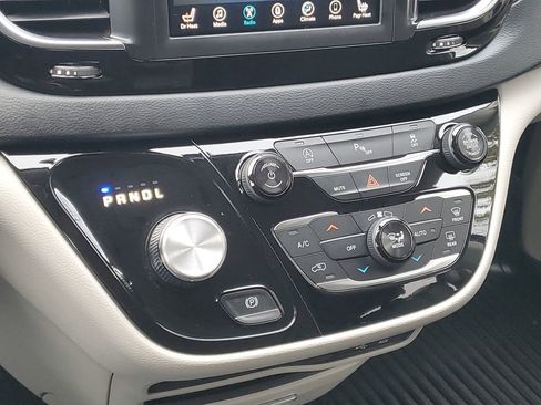 Used 2018 Chrysler Pacifica Touring-L image 22