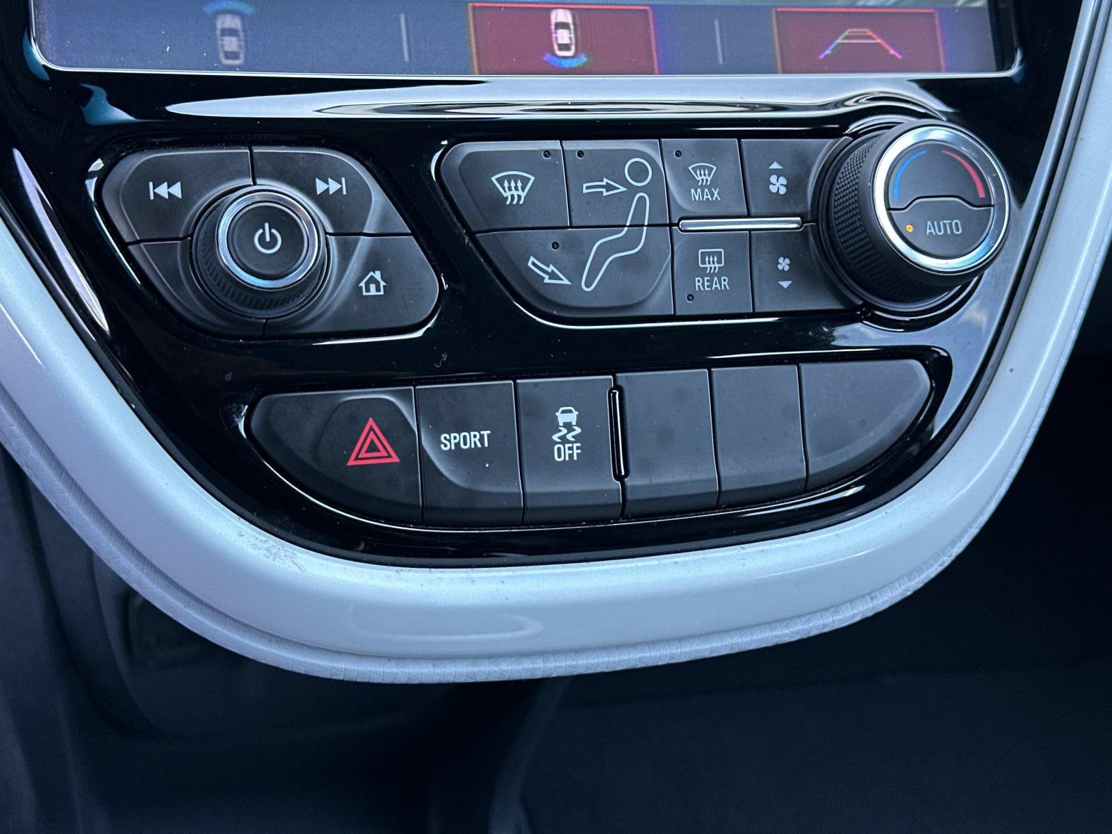 Used 2019 Chevrolet Bolt Premier w/ Infotainment Package FWD image 17