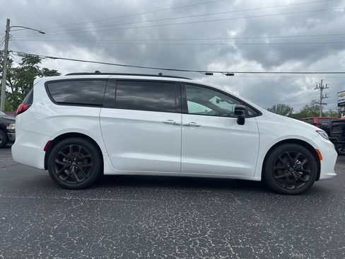 Used 2025 Chrysler Pacifica Limited FWD image 7