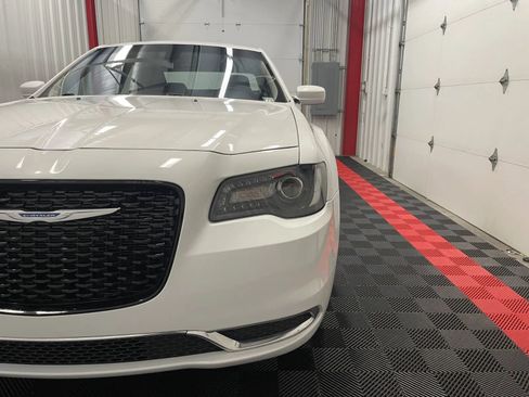 Used 2022 Chrysler 300 Touring AWD/4WD image 8