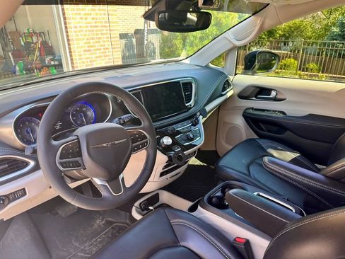 Used 2023 Chrysler Pacifica Touring-L FWD image 9
