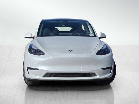 Used 2023 Tesla Model Y 2WD image 2