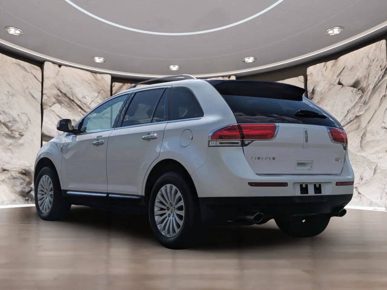 Used 2011 Lincoln MKX 2WD w/ Wood Pkg image 6